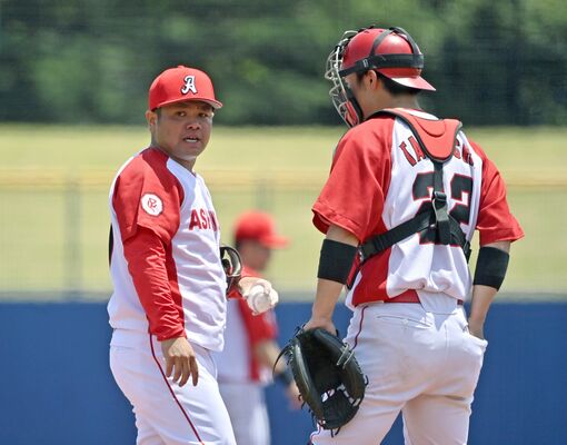 ３回、２死二塁のピンチで集まる全足利の先発・斎藤（左）と捕手の立石＝群馬県の太田市運動公園野球場