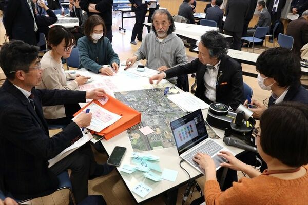 まちづくり協議体の初会合で意見交換するメンバー