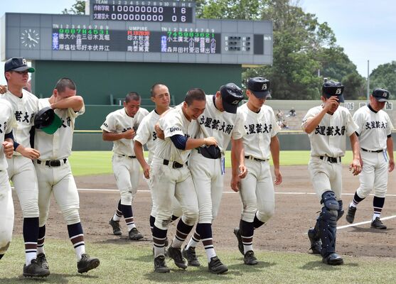 準々決勝で惜敗し、涙ながらにベンチへ引き揚げる文星付ナイン＝エイジェック