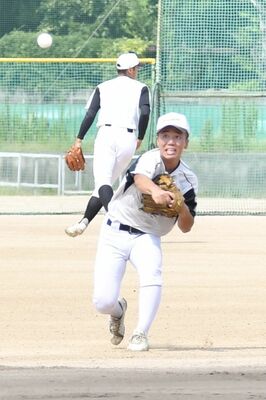 守備練習に取り組む杉浦内野手