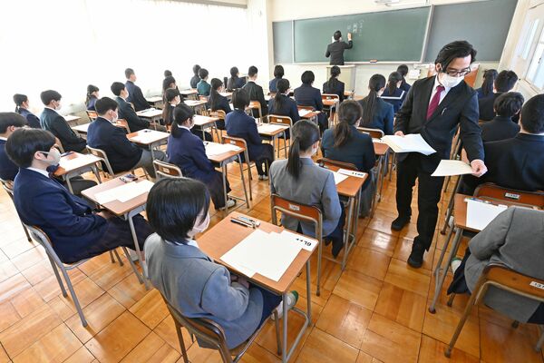 緊張した雰囲気の中、試験開始を待つ受験生たち＝８日午前９時20分、宇都宮白楊高（超広角レンズ使用）