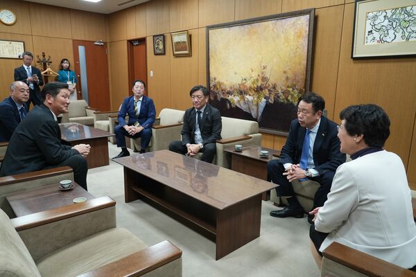 大川栃木市長（右）に今季の結果を報告する一行