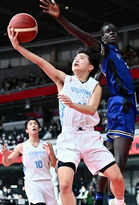 第２クオーター８分、宇工の大谷がシュートを決める＝東京体育館