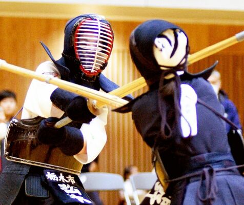 小学生団体　栃木市－下野市決勝　松本（栃木市）－舘野（下野市）副将戦　松本が積極的に攻め立てる＝ユウケイ武道館