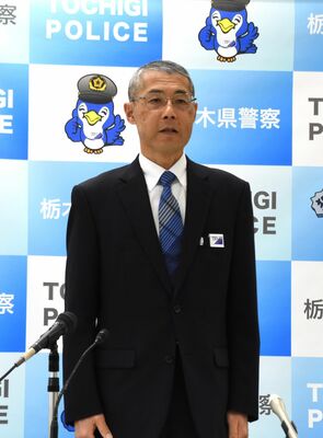 離任記者会見に臨む難波本部長＝24日午後、県警本部
