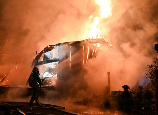 炎を上げる建物火災の現場＝22日午後６時10分、鹿沼市加園