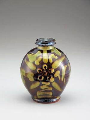 　ニューヨークのジャパン・ソサエティー・ギャラリーで展示されている河井寛次郎の「流し描壺」（河井寛次郎記念館提供・共同）