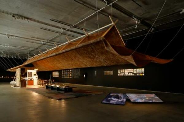 会場風景(ギャラリー2)土を混ぜ込んだ和紙による大屋根(撮影:木奥恵三)(提供写真)