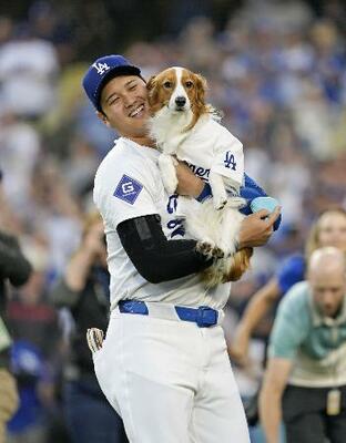 　ドジャースの大谷翔平と愛犬デコピン＝２０２４年８月、ロサンゼルス（共同）