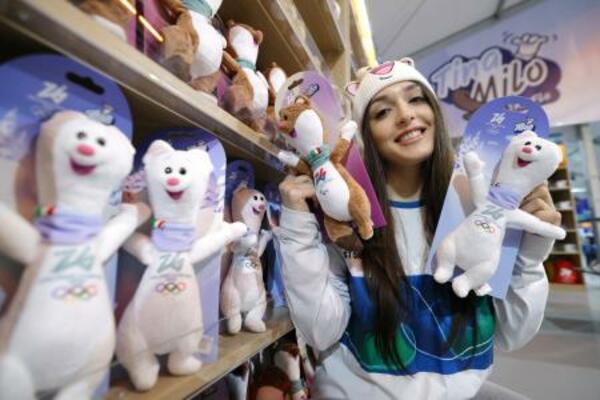 　ミラノ・コルティナ冬季五輪の公式ショップ「メガストア」で大会マスコットの「ティナ」（右）と「ミロ」のぬいぐるみを手にするスタッフ＝２０２５年１２月、ミラノ（共同）