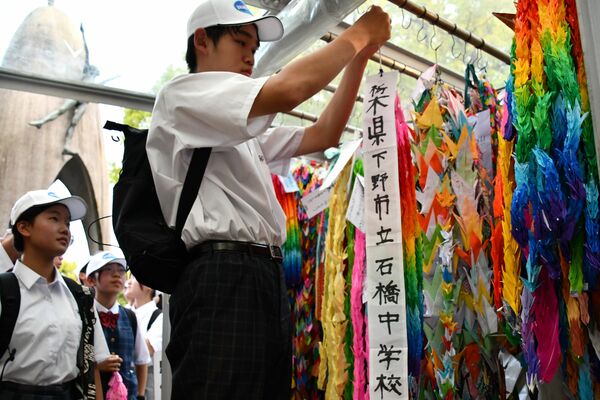 千羽鶴を奉納する生徒ら