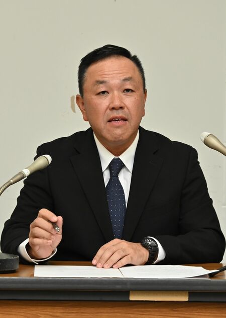 立候補を表明する荒木氏＝25日夕、県庁記者クラブ