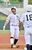 １回、先頭打者安打で出塁し、雄たけびを上げる佐野日大の井上＝等々力球場、磯真奈美撮影