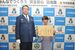 松尾署長（左）から感謝状を贈られた高橋さん