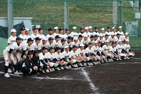 交流試合の後に記念撮影する宇都宮高と兵庫高の野球部員たち（宇都宮高提供）
