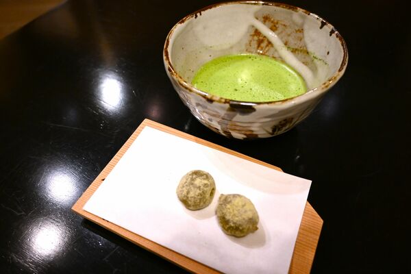 田村耕一の茶わんに映えるお茶の緑