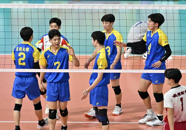 第1セット、得点を重ねて喜ぶ足大付の選手たち=東京体育館、森田大地撮影