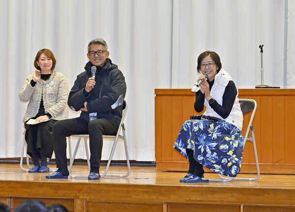 生徒たちの前でトークショーを行う宮城光さん（左）ら＝25日午後１時35分、真岡市寺久保１丁目