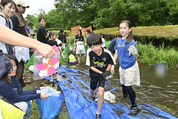 マスやアユのつかみ取りに挑戦する小学生たち