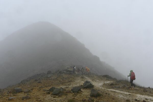 朝日岳方面に向かう登山者たち＝６日午後０時20分、那須町湯本