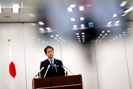 　記者会見で、自民党総裁選への立候補を正式表明する小泉農相＝２０日午前、東京都港区