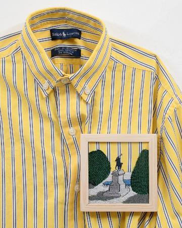 　久村卓「ＰＬＵＳ＿Ｒａｌｐｈ　Ｌａｕｒｅｎ＿ｙｅｌｌｏｗ　ｓｔｒｉｐｅｄ　ｓｈｉｒｔ」（２０２５年　シャツに刺繍、アプリケ　作家蔵）（提供写真）