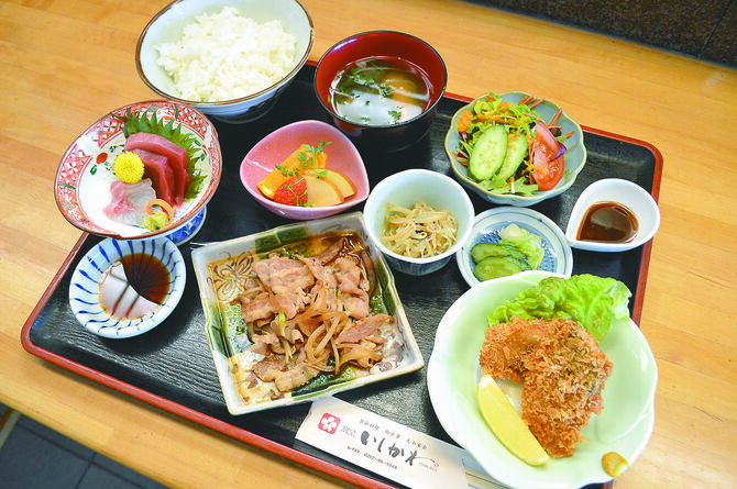 　　　揚げ物と焼き物は週替わり（写真はアジフライと生姜焼き）