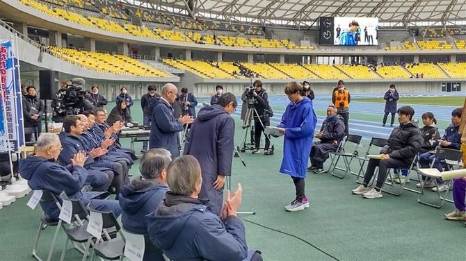 最優秀選手賞に輝き、表彰される東泉選手