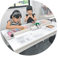 好きな色のビーズを選んで作る万華鏡。