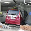 日光市の店舗に乗用車が突っ込む