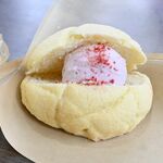 一口でパンとアイス堪能　アイスメロンパン　La Famiglia（塩谷）