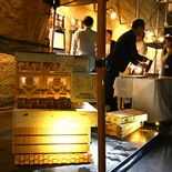 LIXILの100年振り返る　大谷資料館で展示会　「光の籠柱」の縁