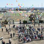 栃木・大平東小でバルーンリリース　「卒業前いい思い出」　青い空に色とり…