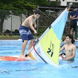 海なし県でマリンスポーツできるとは...　日光の落合中３年生、プールでウインドサーフィンなど体験　競技の魅力に歓声