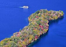 紅葉めぐり　奥日光・中禅寺湖の八丁出島