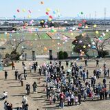 栃木・大平東小でバルーンリリース　「卒業前いい思い出」　青い空に色とりどりの風船