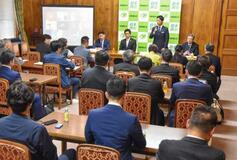 来春の大阪府知事選で後継模索