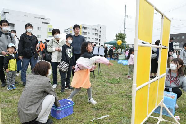 鶴ケ谷地区であった交流イベント。子どもたちが的当てを楽しんだ＝４月１５日、仙台市宮城野区鶴ケ谷２丁目
