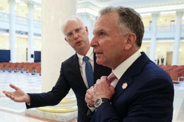 　ロシア・サンクトペテルブルクで顔を合わせたドミトリエフ大統領特別代表（左）と米国のウィットコフ和平交渉担当特使＝４月（ロシア大統領府提供・タス＝共同）