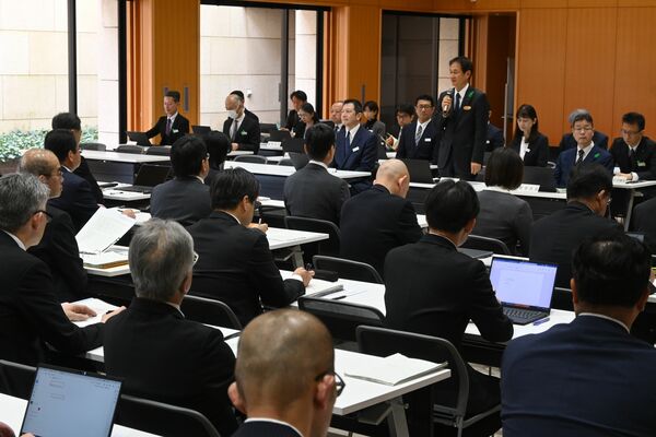県教委がSNSでの私的なやりとりなどについて説明した県立学校長会議＝12日午前、県総合文化センター
