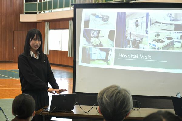 タンザニア留学の経験を学校見学会で発表する水谷さん=宇都宮東高