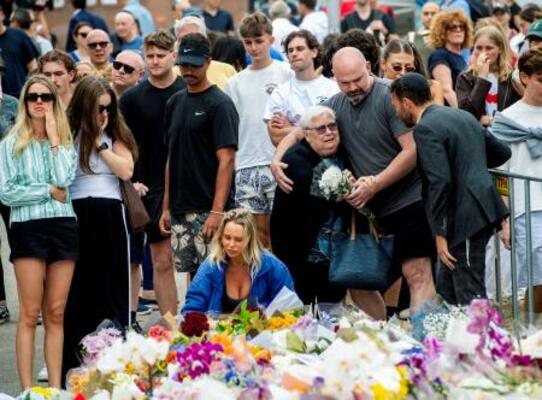 悲しみに暮れる犠牲者の親族ら=16日、オーストラリア・シドニー(ロイター=共同)