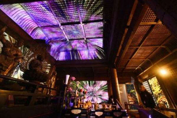 国宝に指定されている「白水阿弥陀堂」で行われたプロジェクションマッピングの試験点灯=13日午後、福島県いわき市