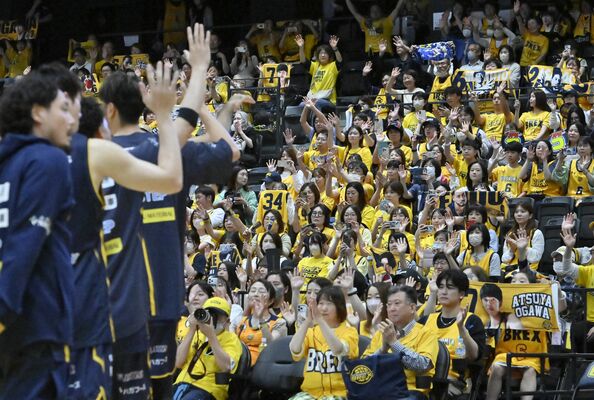 試合後に激闘を繰り広げたブレックスの選手をたたえ拍手するファン＝日環アリーナ栃木、加藤竜矢撮影