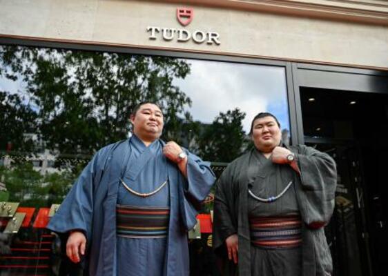 「チューダー」の店舗を訪れ、腕時計を試着した熱海富士(右)と正代=12日、パリ(共同)