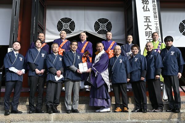 そばを奉納した日光手打ちそばの会のメンバーら