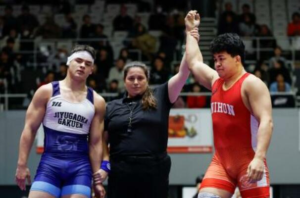 男子フリー97キロ級でリボウィッツ和青(左)を破り、優勝した吉田アラシ=駒沢体育館