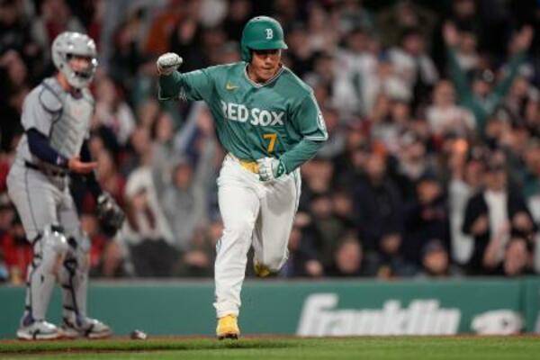 　タイガース戦の延長十回、サヨナラ打を放ちガッツポーズするレッドソックスの吉田正尚＝１７日、ボストン（ＡＰ＝共同）