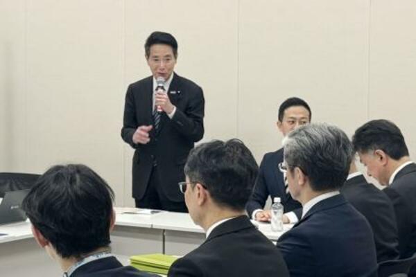 　日本維新の会の安全保障調査会の会合であいさつする前原誠司安保調査会長＝１０日、国会内