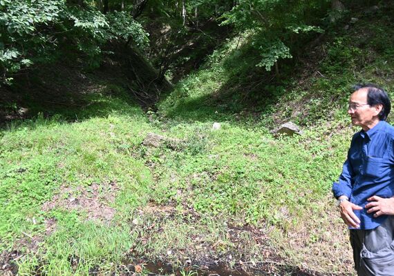 関東・東北豪雨で土砂が流出した地区の渓流。「今も大雨の度に土砂が流れてくる。災害がまたいつ起きるか不安が尽きない」と話す渡辺さん＝８月下旬、日光市芹沢